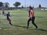 Laatste training S.K.N.W.K. JO8-1 (partijtje tegen de ouders) van maandag 2 juni 2025 (71/123)